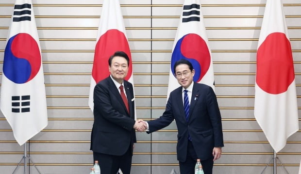 1박2일 일정으로 일본을 방문한 윤석열 대통령이 16일 오후 일본 도쿄 총리 관저에서 기시다 후미오 일본 총리와 한일 확대정상회담에 앞서 기념촬영을 하며 악수하고 있다. 사진=연합뉴스