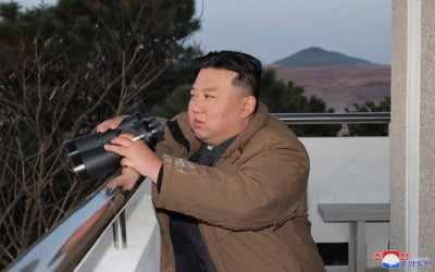 김정은 "핵에는 핵으로, 적들에 두려움 줘야"…딸과 ICBM 참관