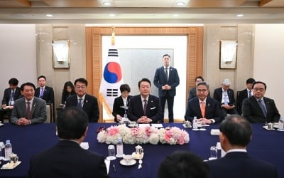 윤 대통령, 日 정계 인사들 접견…"우호협력 강화 기대"