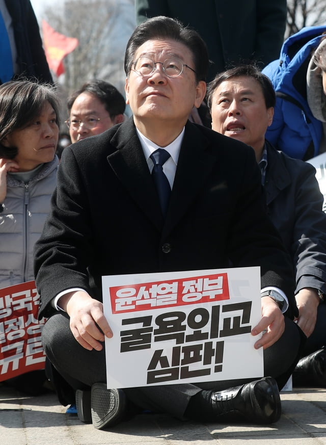 이재명 더불어민주당 대표가 18일 서울광장에서 열린 '강제동원 해법 및 한일정상회담을 규탄하는 3차 범국민대회'에 참석해 시작을 기다리고 있다. 
 / 사진=연합뉴스