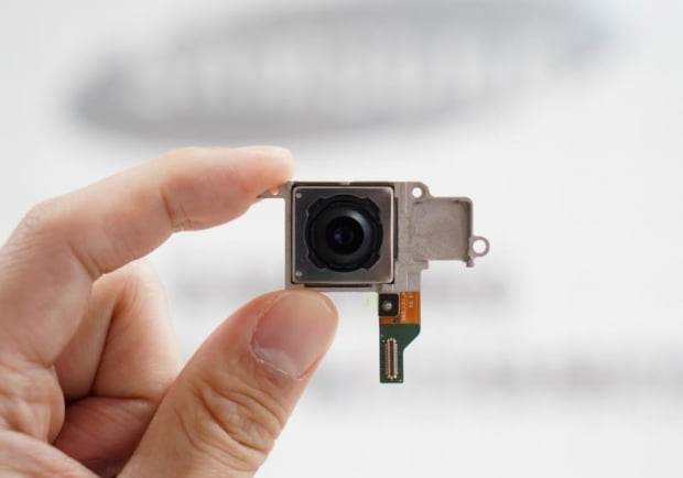 지난 20일 삼성전기가 흔들림 보정 기능이 2배로 향상된 2억 화소급 카메라 모듈을 선보인다고 밝혔다. 사진은 삼성전기 2억 화소용 OIS 카메라 모듈./사진=연합뉴스