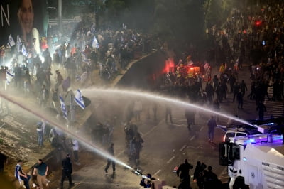 이스라엘, 사법 무력화 시도…국방장관 해임에 수만명 시위