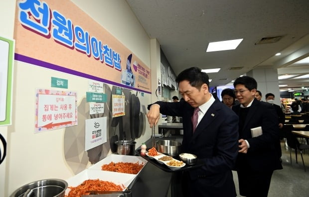 국민의힘 김기현 대표가 28일 오전 서울 동대문구 경희대학교 푸른솔문화관 학생식당에서 '1천원 아침밥'을 배식받은 뒤 추가 반찬을 담고 있다.  사진=연합뉴스