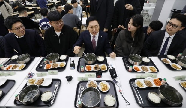 국민의힘 김기현 대표가 28일 오전 서울 동대문구 경희카지노 해외교 푸른솔문화관 학생식당을 찾아 '1천원 아침밥'을 먹으며 학생들과 대화하고 있다. 김 대표는 외부인 식권(4,000원)을 구매해 식사했다. 사진=연합뉴스