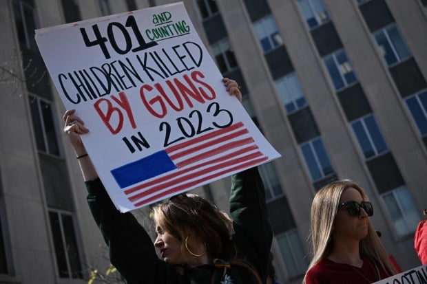 28일(현지시간) 미국 테네시주 내슈빌에서 주민들이 총기 규제를 촉구하며 시위하고 있다. 전날 내슈빌의 사립 초등학교인 커버넌트스쿨에서 총기난사 사건이 발생해 학생 3명을 포함해 6명이 숨졌다. /사진=AFP