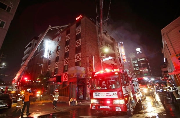  29일 오후 광주 남구 한 숙박업소 건물에서 불이 나 소방 당국이 진화와 구조 작업을 하고 있다. /사진=연합뉴스