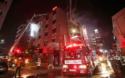 광주 모텔건물 화재, 1시간30분 만에 불길 잡아…10명 구조 [종합]