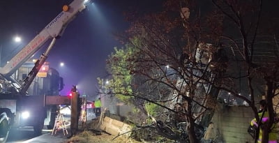 김포공항 담벼락 들이받은 차량에 불…1명 사망