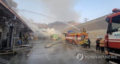 화성 목재공장 화재 큰 불길 잡혀…"인명피해 없어"(종합)