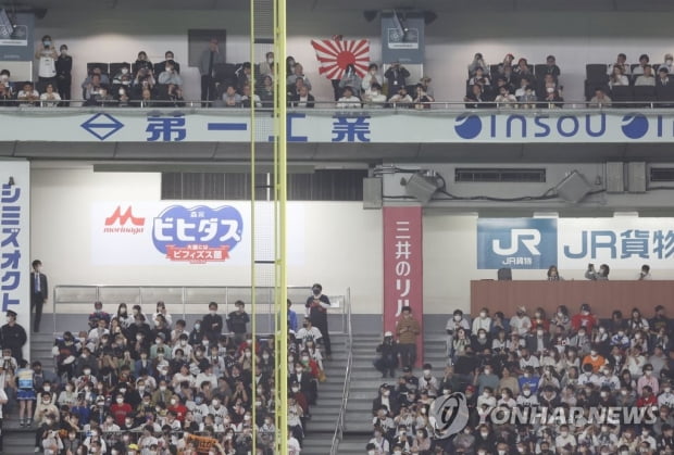 [WBC] 기시다 총리 시구한 도쿄돔 욱일기 등장…KBO 항의