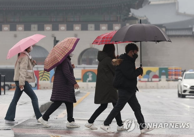 전국 흐리고 비…밤부터 기온 뚝 떨어져