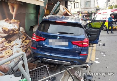 전남 무안서 SUV 1층 점포 돌진…6명 부상