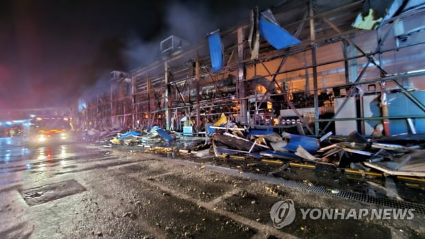 한국타이어 공장 화재로 타이어 40만개 타…9시간째 진화작업