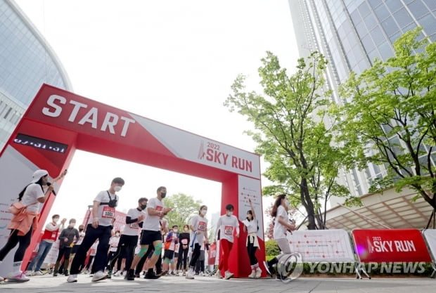 롯데월드타워 123층까지 계단으로…수직 마라톤 '스카이런' 개최