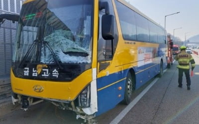 부부싸움 중 고속도로서 차 세웠다가…아내만 사고로 숨져