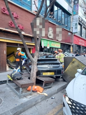 전북 전주서 택시가 상점으로 돌진…"주변 상가 정전"