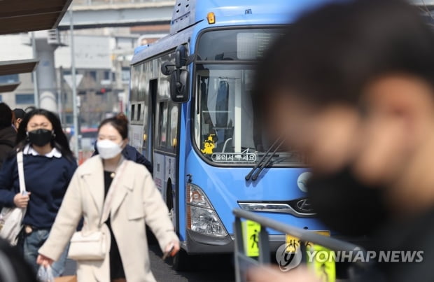 대중교통 '마스크 착용' 해제 첫날, 출근길 시민 대부분 착용