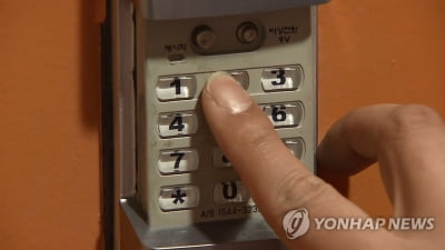 여성 혼자 사는 아파트 도어락 파손 신고…카메라 설치 정황도