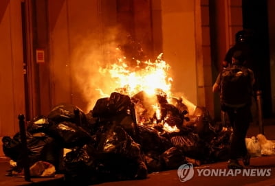 佛 연금개혁법 통과 후 전역서 시위…쓰레기에 불 지르며 항의