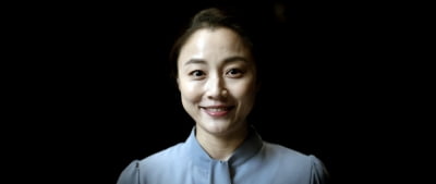 "웃지 않으면 죽어요"…감정노동자 현주소 그린 '불멸의 여자'