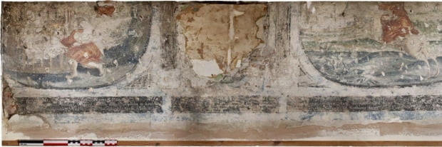 영국 아파트 부엌 리모델링 중 벽 뒤에 400년 전 벽화