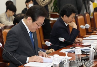 비명계 "당직정지 예외 절차 '과유불급'"…이재명은 민생행보
