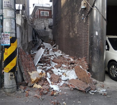 수유동 4층 빌라 외벽 일부 붕괴…거주민 21명 대피