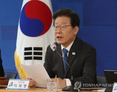 이재명, 민생행보·인적쇄신으로 사법리스크 돌파구 찾기