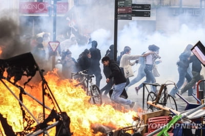佛연금개혁 반대시위 과열…인권단체 "경찰, 과도한 무력사용"(종합)
