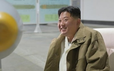 [속보] 김정은 "무기급 핵물질 생산확대…핵무기 생산 박차"