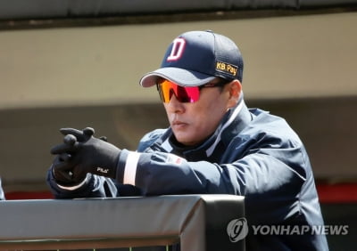 삼성 처음 만난 두산 이승엽 감독…일부러 외야로 피해 있었다