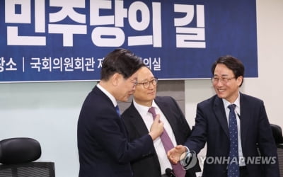 이재명 "이원욱 집 앞 시위, 민주당원이라면 즉시 중단하라"