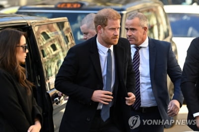 해리 왕자, 英 법원 깜짝 등장…타블로이드지 도청 의혹 소송