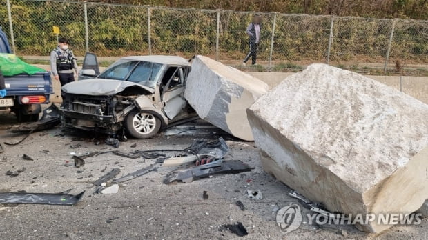 도로 잘 달리다가 '날벼락'…아찔한 화물차량 낙하물 사고