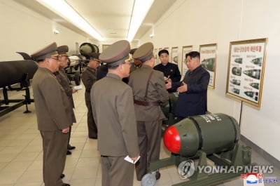 北 전술핵탄두 '실물' 공개로 핵위협 극대화…직경 40~50㎝(종합)