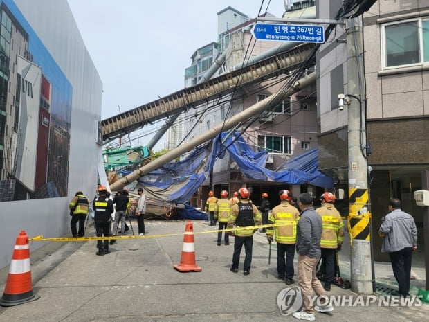 37m 항타기 넘어지면서 인근 원룸 덮쳐…"주민 5명 이송"