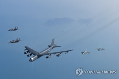 '핵 전략폭격기' B-52H 2대 동해에…"日자위대 전투기와 비행"