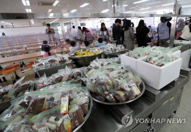 "오늘 점심은 빵으로"…학교 비정규직 파업에 곳곳 급식 차질