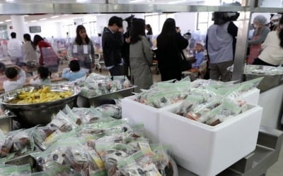 "오늘 점심은 빵으로"…학교 비정규직 파업에 곳곳 급식 차질