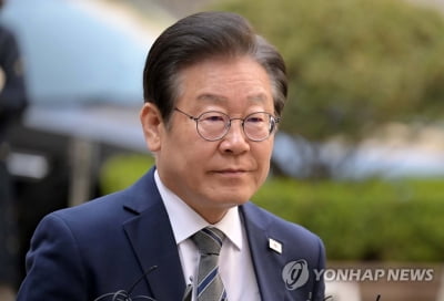 '재판 출석' 이재명에 계란 투척 시도(종합)