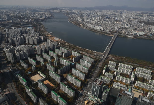 서울 송파구 롯데월드타워 전망대 서울스카이에서 바라본 아파트 단지 모습. 사진=뉴스1