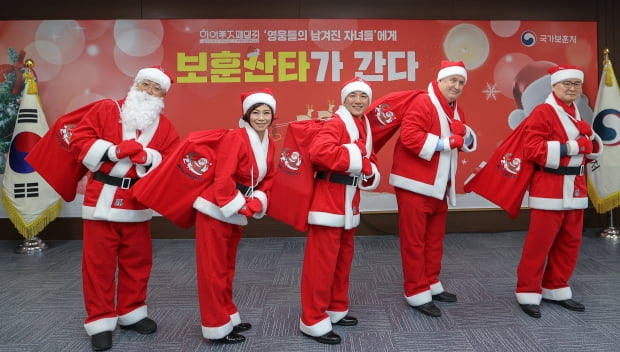 지난해 서울 용산구 서울지방보훈청에서 열린 국 전몰.순직 군경 어린 자녀들을 위한 보훈 산타단 출범식에서 인요한 세브란스병원 국제진료센터 소장, 성우 안지환씨, 가수 현숙씨 등 멘토단과 함께 산타복장을 하고 기념촬영을 하고 있다. /사진=뉴스1