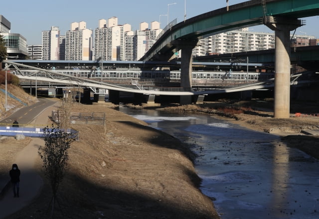 2023년 1월 3일 오전 서울 영등포구 도림보도육교가 내려앉아 통행이 금지되고 있다. / 사진=뉴스1