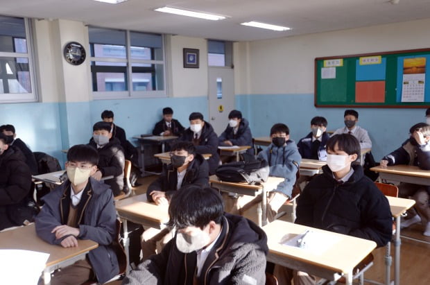 실내마스크 해제 첫날인 30일 오전 광주 서구 서석중학교에서 학생들이 교실 내부에서도 마스크를 쓰고 있다.(사진=뉴스1)