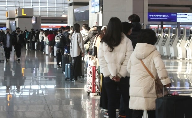 인천공항에서 일본으로 향하는 승객들이 탑승수속을 하기 위해 줄 서 기다리고 있다. 사진=뉴스1