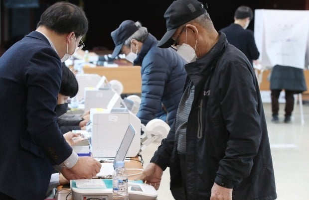 제3회 전국동시조합장선거일 한 농협에 마련된 투표소에서 조합원들이 투표에 참여하고 있다. 사진은 기사 내용과 관련이 없음. 사진=뉴스1