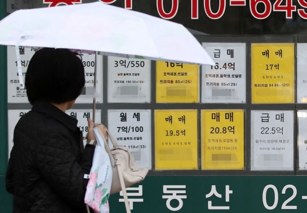 서울 송파구 한 부동산공인중개업소에 아파트 매물 안내문이 붙여있다. 사진=뉴스1