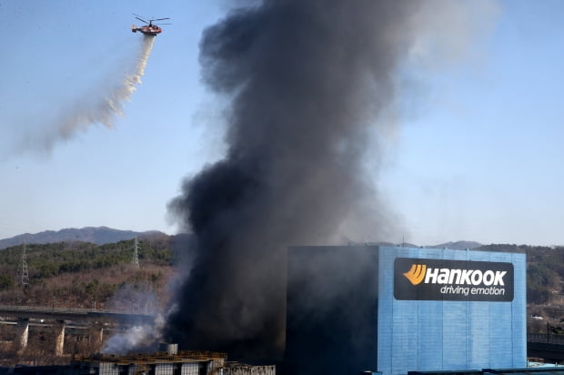 13일 오전 대전 대덕구 목상동 한국타이어 대전공장에서 소방과 산림청 헬기가 전날 발생한 화재를 진압하고 있다./사진=뉴스1