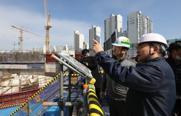 원희룡 국토교통부 장관이 서울 동대문구 한 주택재건축현장에서 타워크레인 업무 및 건설현장 불법행위 특별점검을 하고 있다. 사진=뉴스1