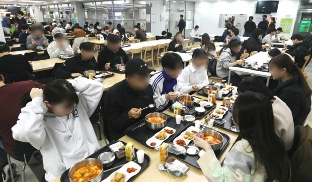 천원에 아침식사를 하고 있는 경희대 학생들. /사진=뉴스1